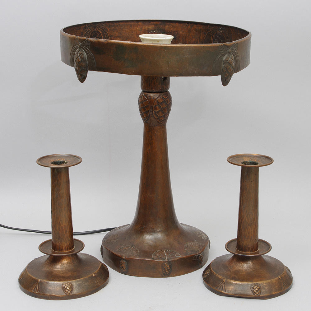 LAMPFOT SAMT 1 PAR LJUSSTAKAR, koppar, jugend.