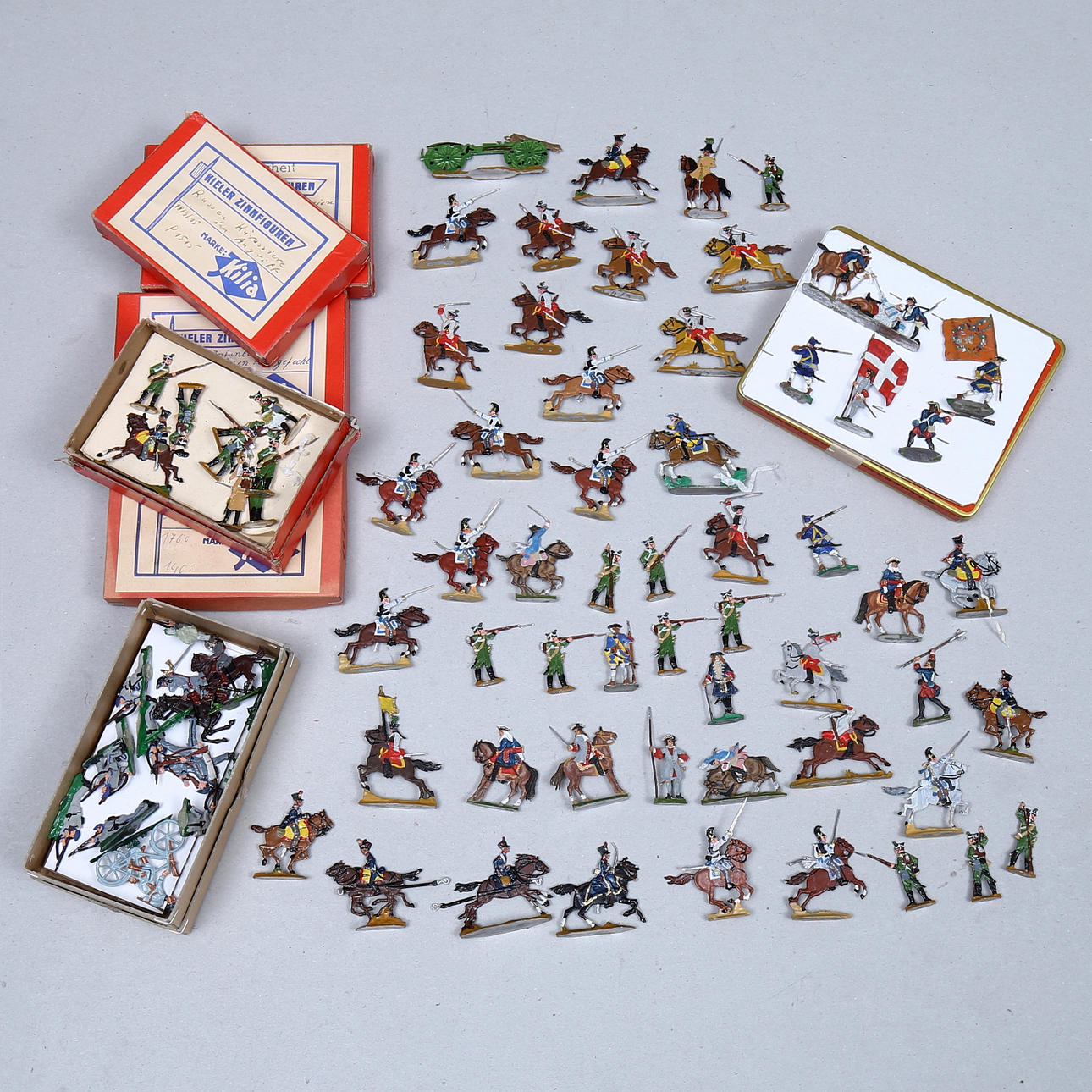 TIN FIGURES, about 80 pieces, silhouette.