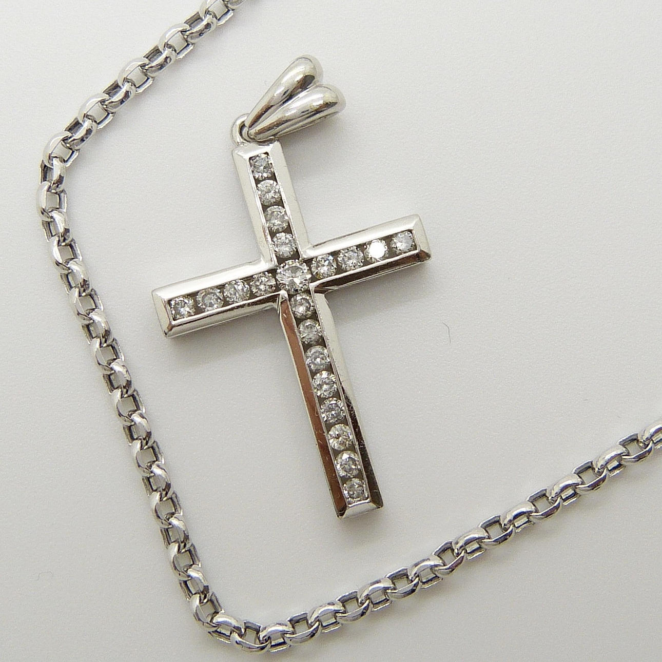 0.50CT DIAMANT KORS & KEDJA.