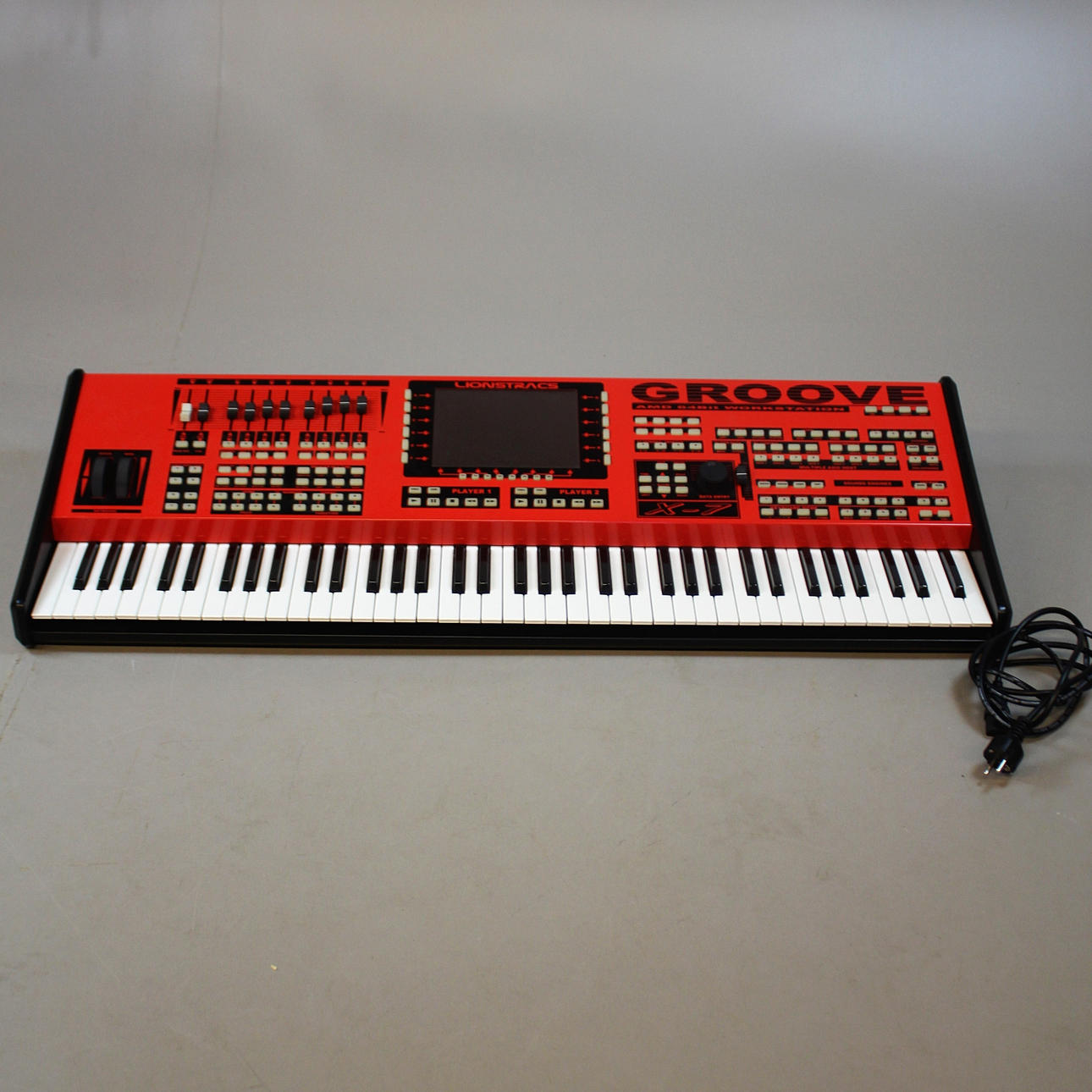 KEYBOARD/ WORKSTATION LIONSTRACS GROOVE X7.