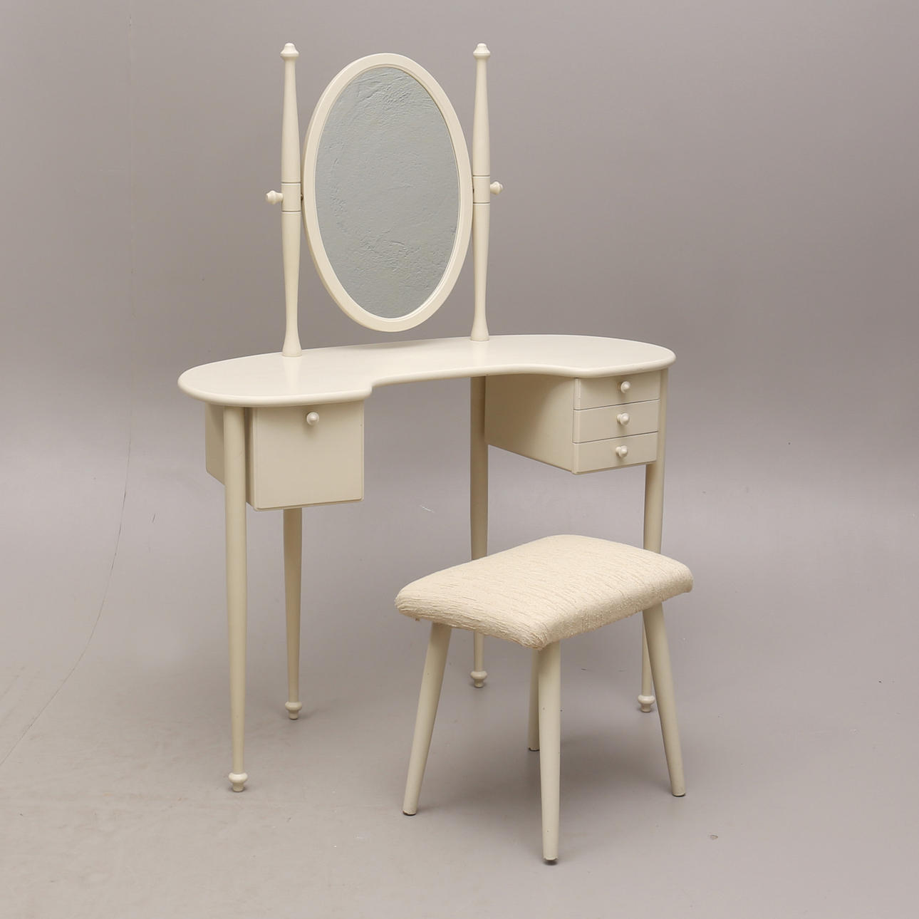 TOCADOR con taburete, lacado en blanco, década de 1900.