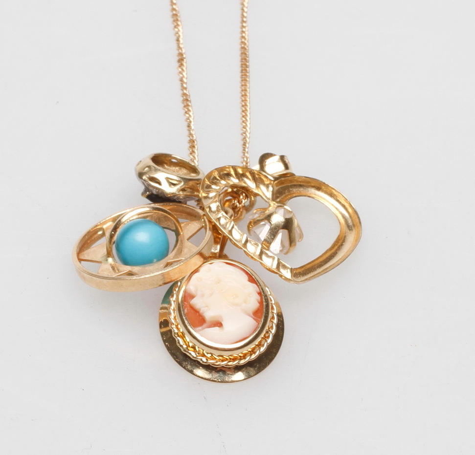 HALSKEDJA samt 4 ST HÄNGEN, 18k guld, vikt ca 4,7 gr.