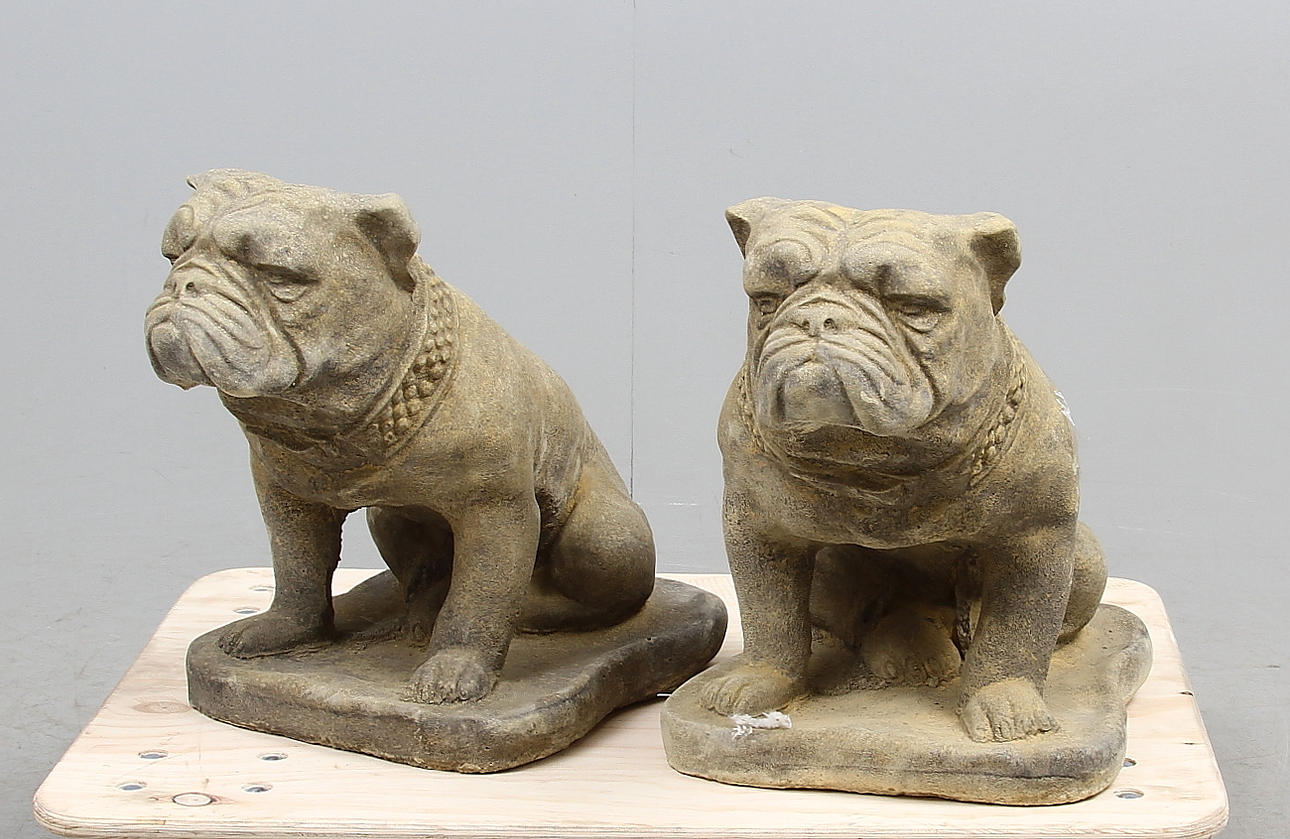 TRÄDGÅRDSHUNDAR, ett par, stenmassa, 2000-tal.
