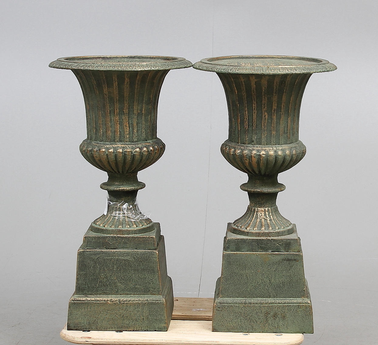 TRÄDGÅRDSURNOR, ett par, på sockel, kopparfinish, 2000-tal.
