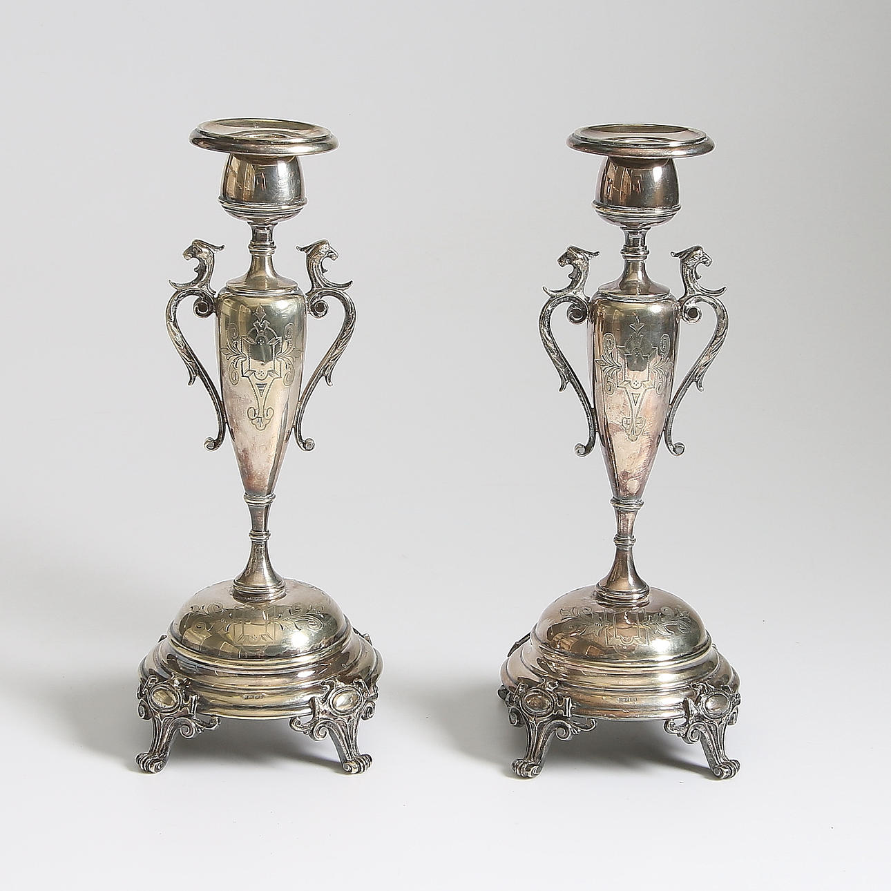 LJUSSTAKAR, 1 par, empirestil. Carlströms Nysilverfabrik, Stockholm. 1900-tal.