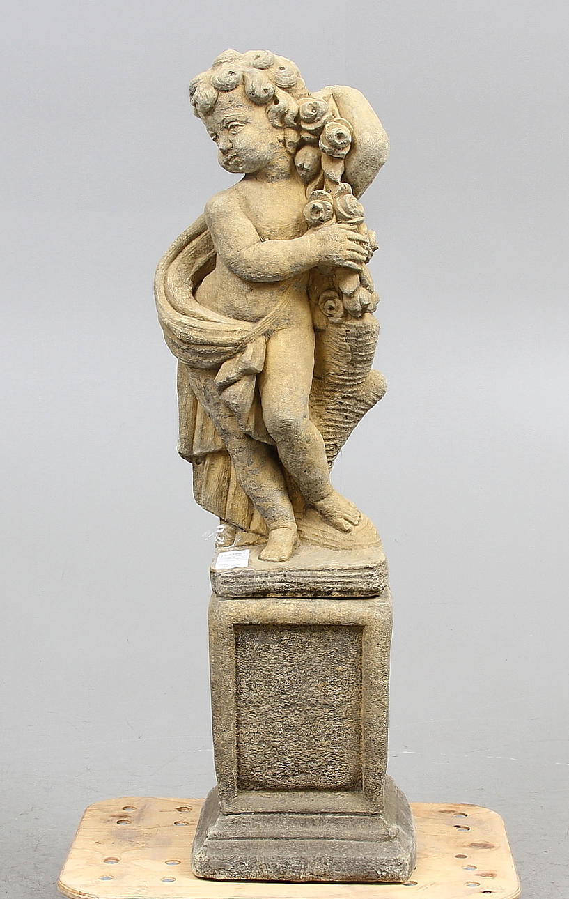 TRÄDGÅRDSSKULPTUR på sockel, stenmassa, 2000-tal.