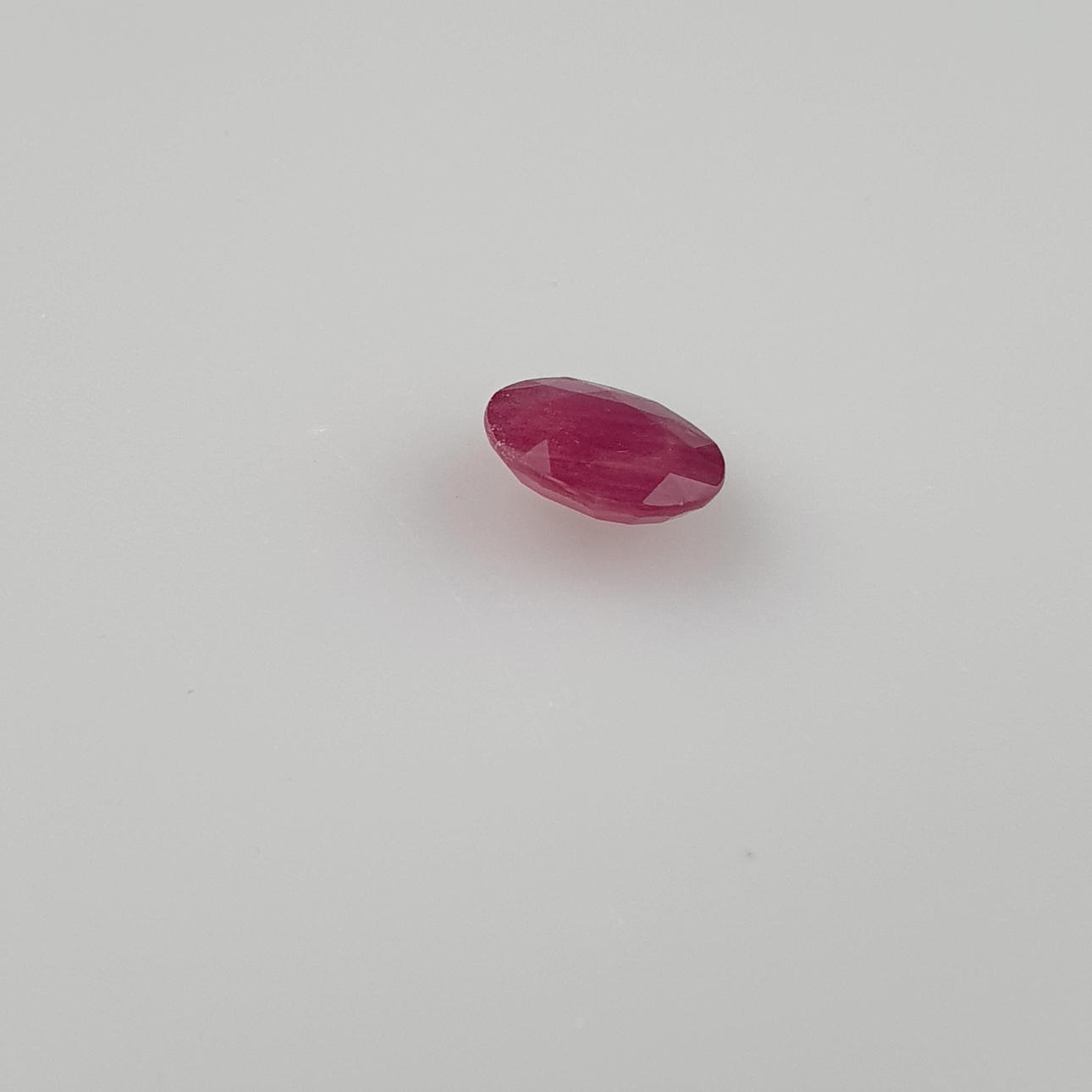 Oval Ruby Ädelsten.