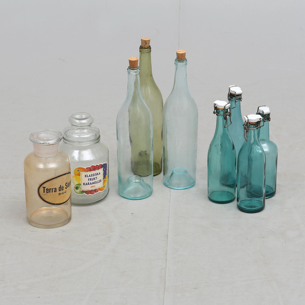 GLASFLASKOR/BURKAR med lock, 1900-tal.