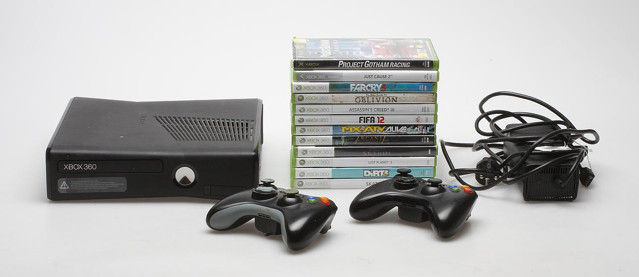 SPELKONSOL, 2 handkontroller, 12 spel, Xbox 360 slim.