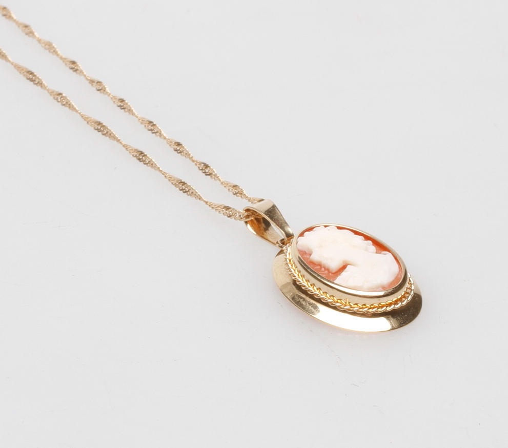 HALSKEJDA samt CAMÉHÄNGE, 18k guld, total vikt ca 2,9 gr.