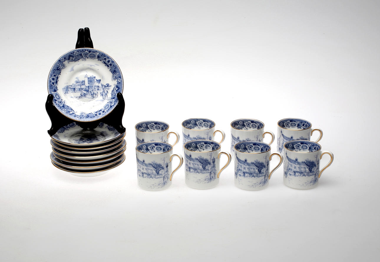 MOCKASERVIS, Lantligt motiv, förgyllning 16 delar, England.