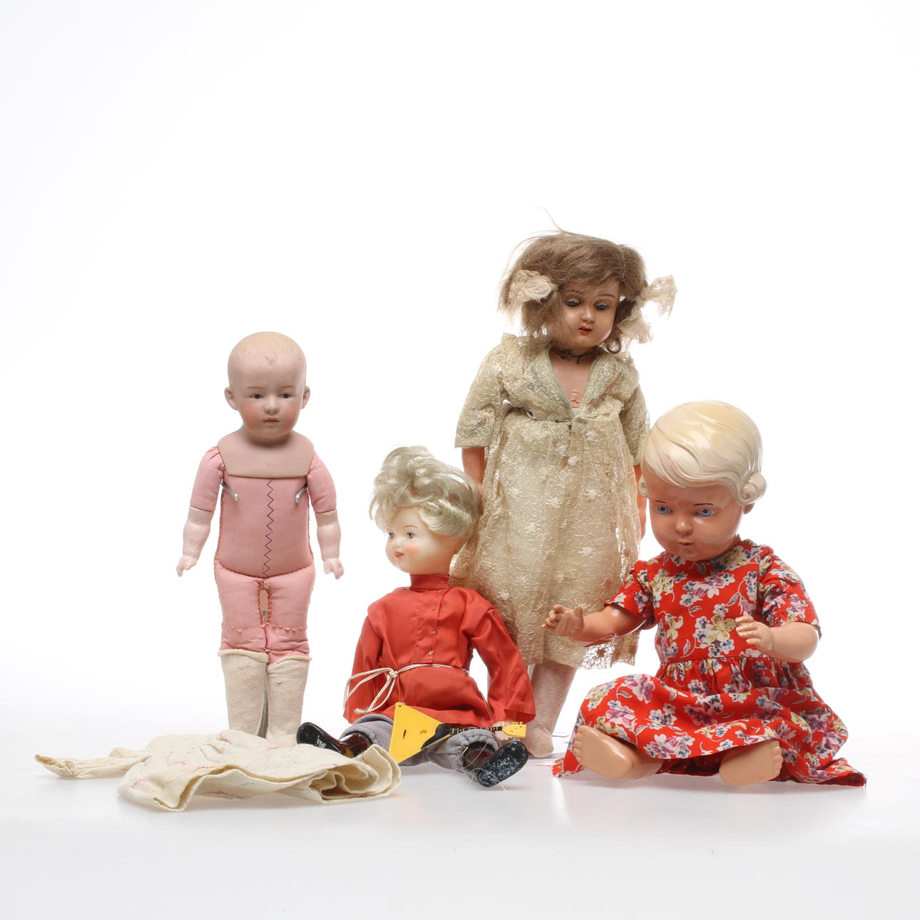 DOCKOR 4 stycken. Celluloid märkt sköldpadda, Biskvihuvud med tygkropp märkt Germany, Celluloidhuvud + armar med tygkropp "Minerva" och nyare rysk i celluloid.