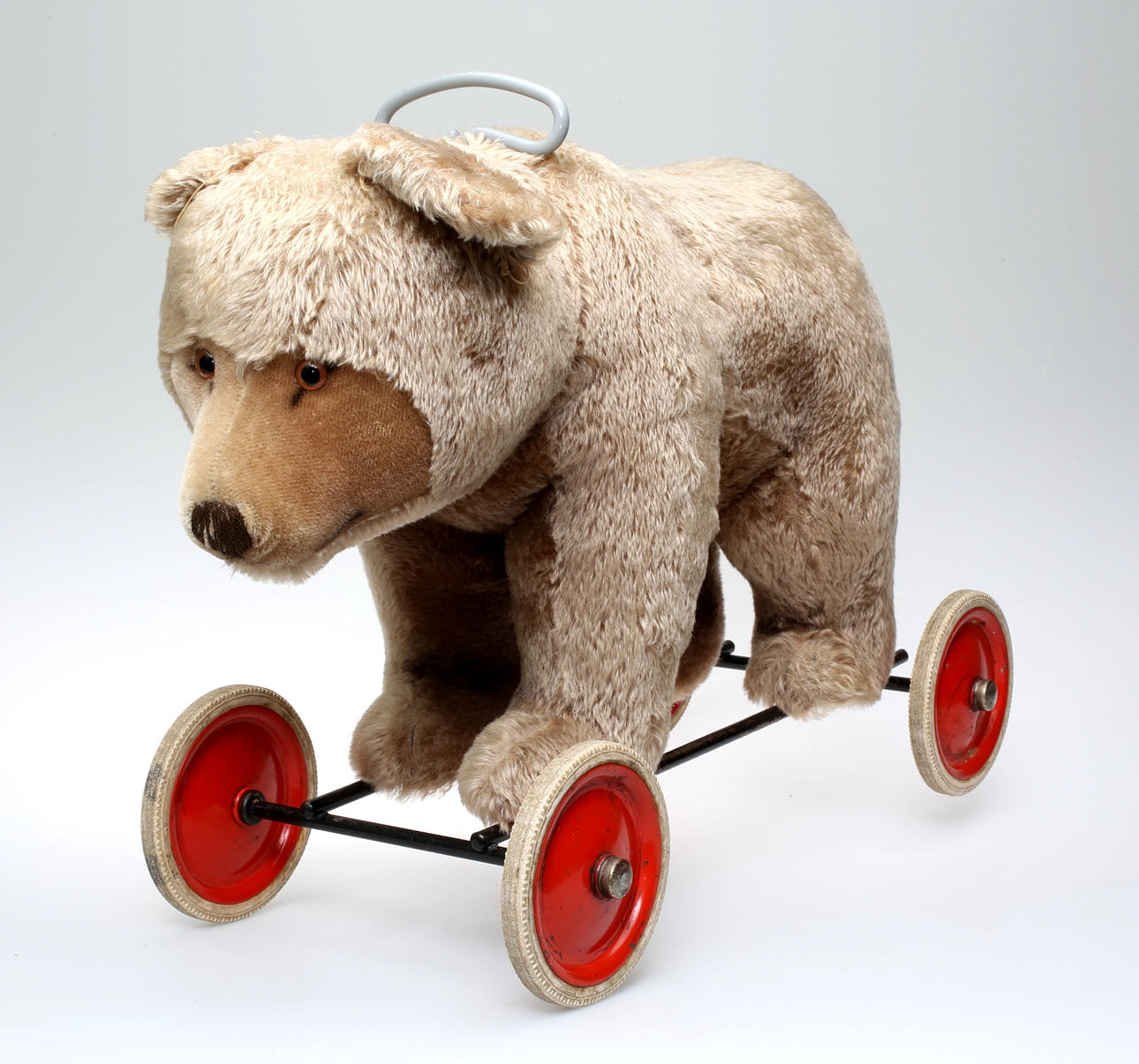 LEKSAKSBJÖRN på hjulställning, mitten 1900-talet.