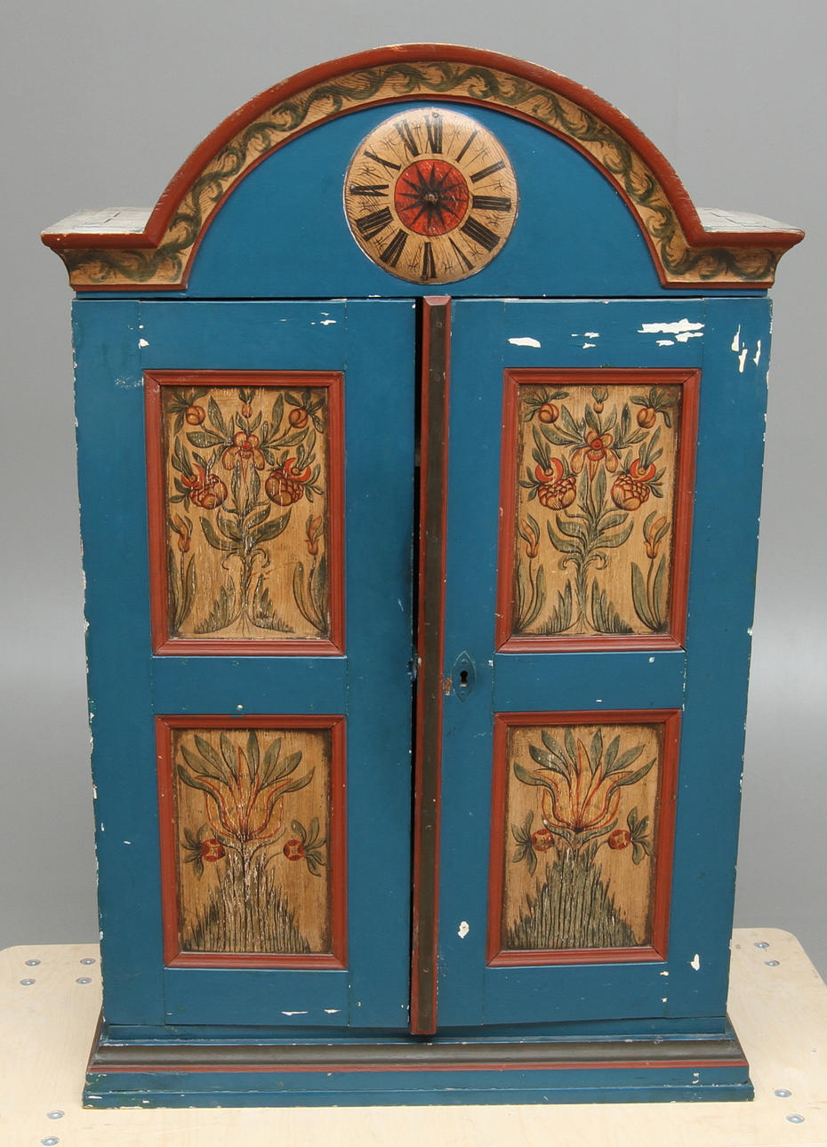 HÄNGSKÅP, dekor av blommor och klocka, enligt uppgift, Roslagskusten, 17/1800-tal.