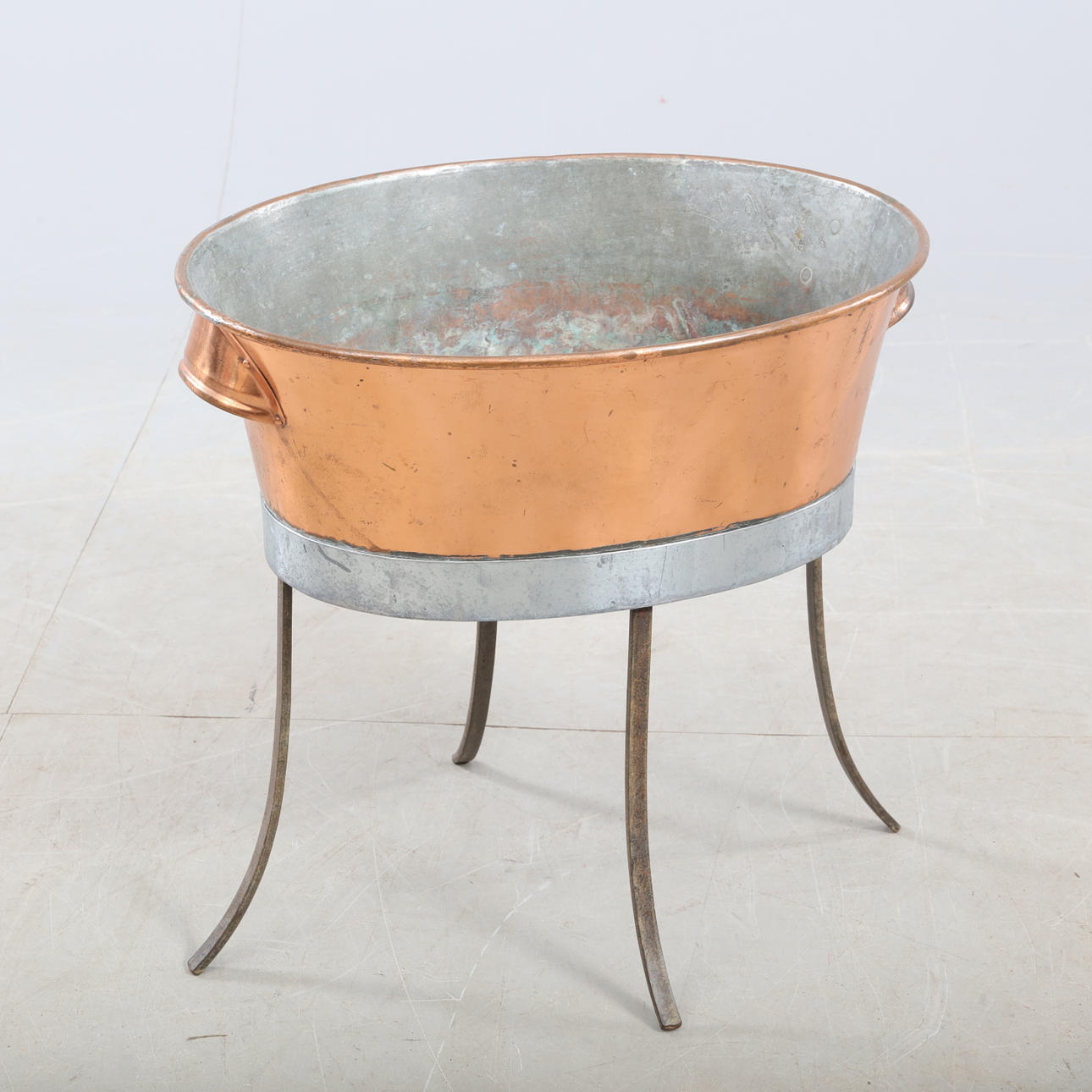 KUPARIALUS jalkatelineessä.