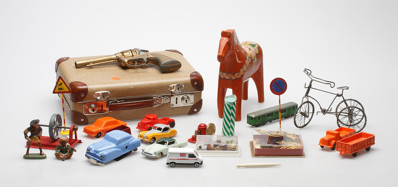 DIVERSE FÖREMÅL, leksaker bland annat dinky toys, märken med mera.