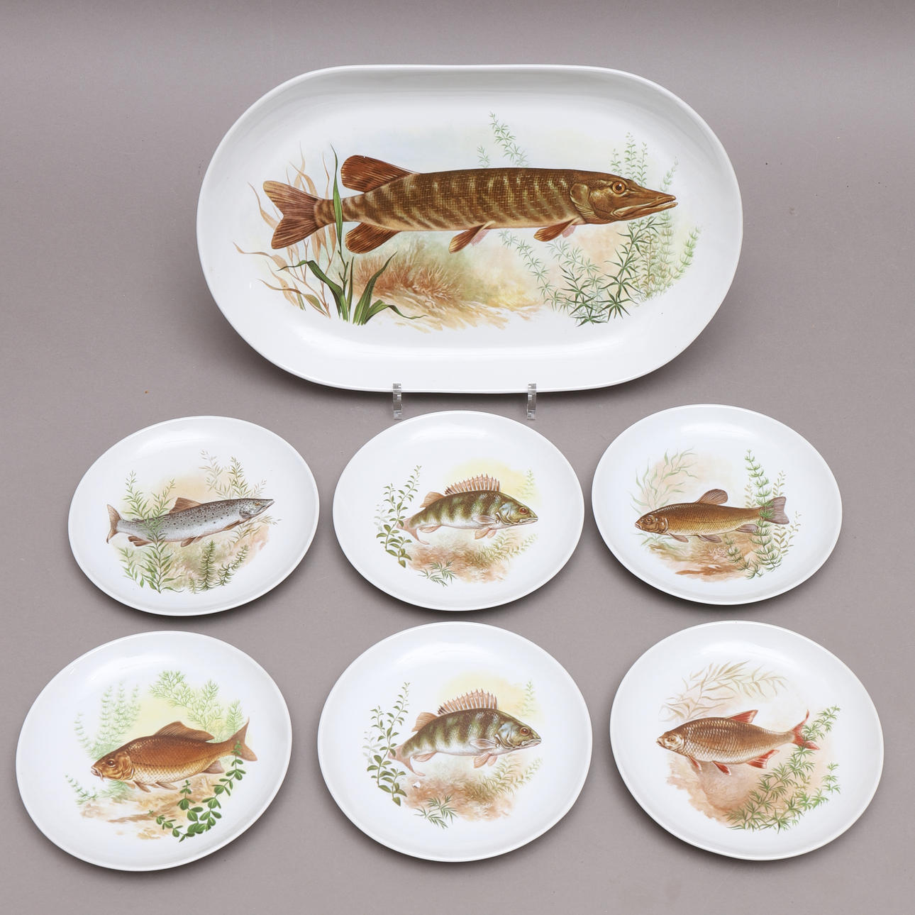 TELLER & TELLER, 7 Stück, Porzellan, Fischmotiv, Boris Kidric Porzellan, Jugoslawien. Keramik & Porzellan - Europäisch