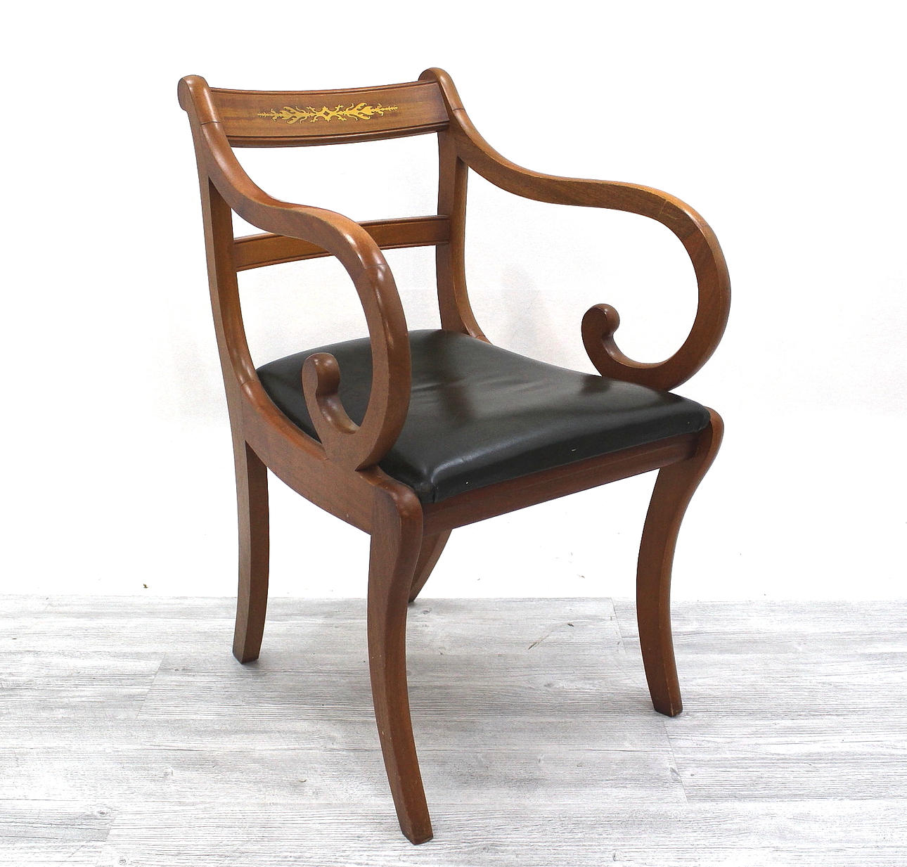 STOL/ FÅTÖLJ av Böjträ, skinnklädd dyna.