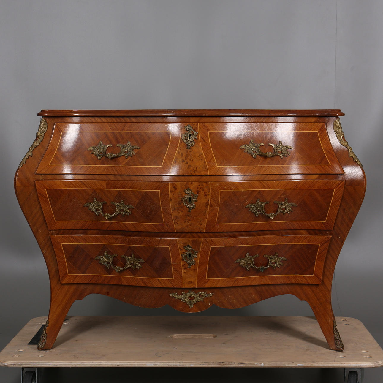 BYRÅ i rokokostil, 1940/50-tal.