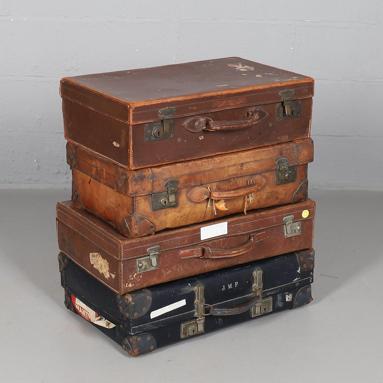 FYRA VINTAGE RESVÄSKOR.