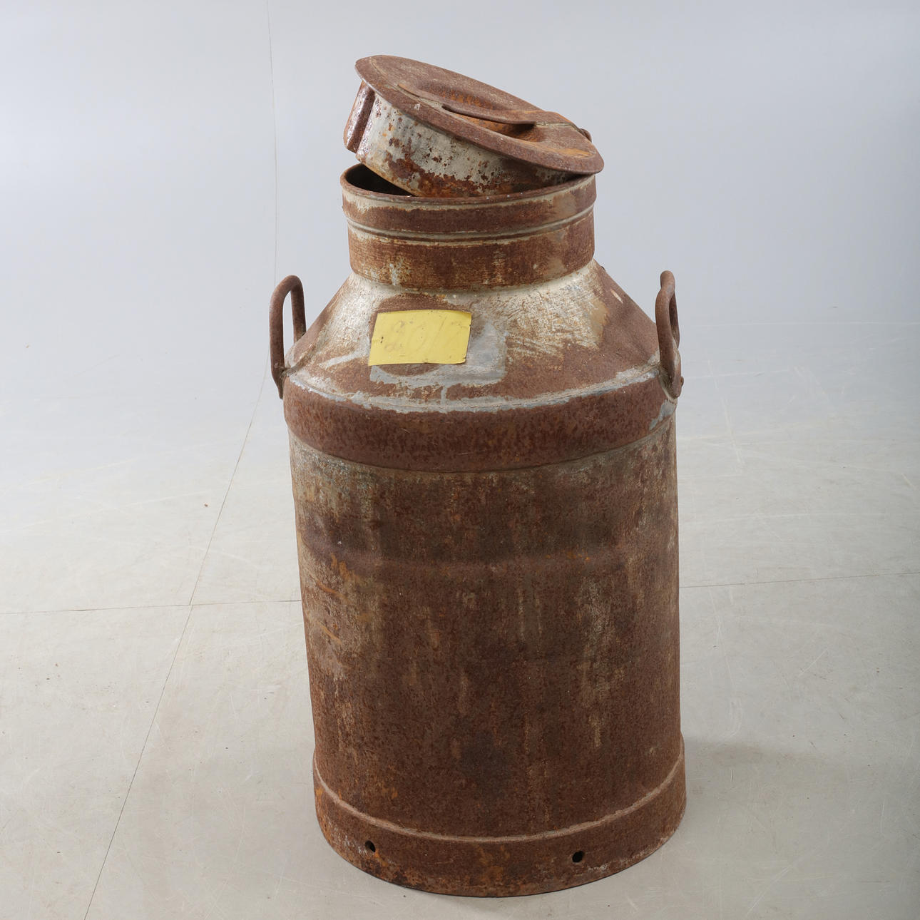 MJÖLKKANNA med lock.