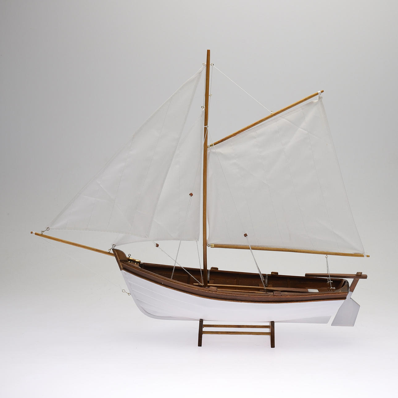 MODELLBÅT, s.k. segeleka, 2000-tal.