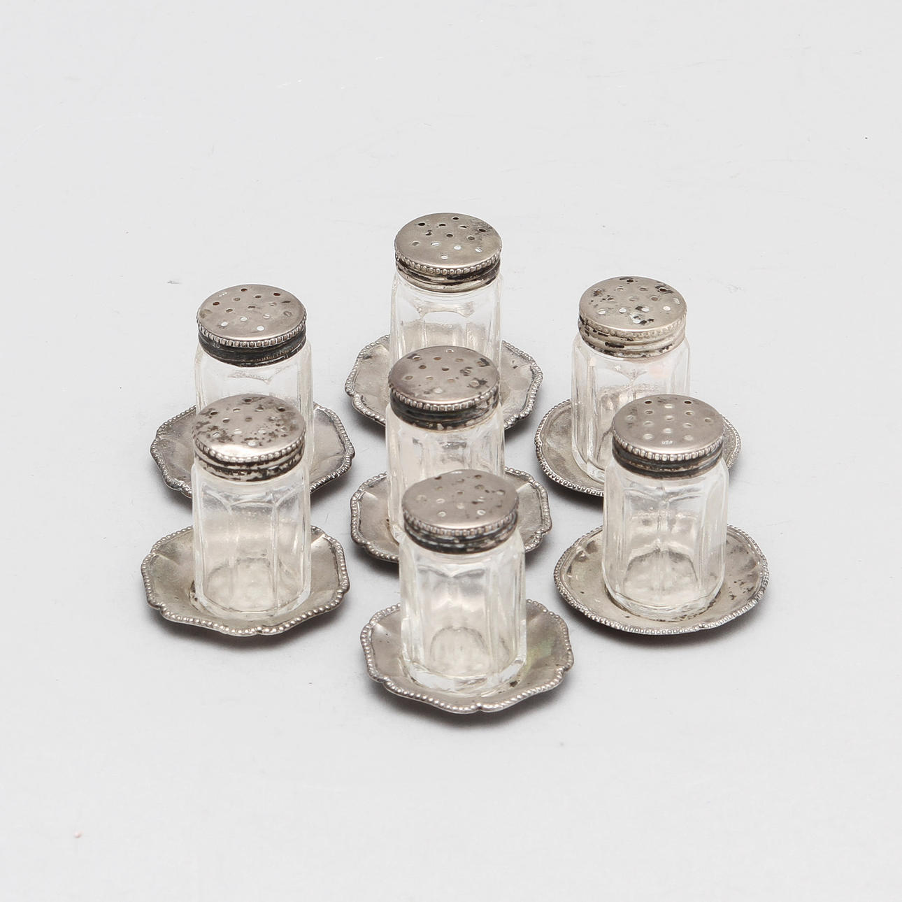 STRÖARE PÅ FAT, 7 st, silver samt glas, importstämplar.