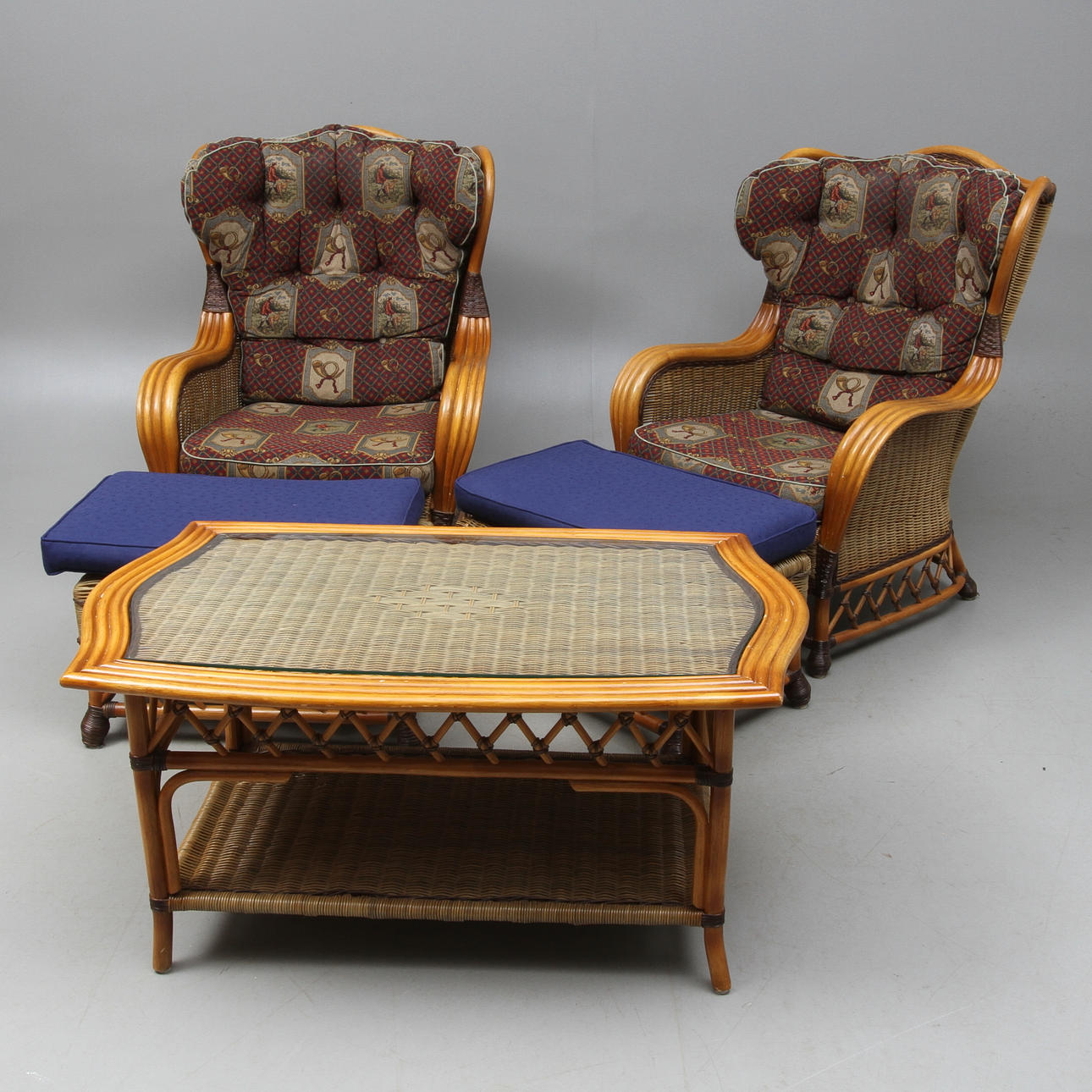 FÅTÖLJER 1 par med fotpallar samt BORD, rotting, 1900/2000-tal.