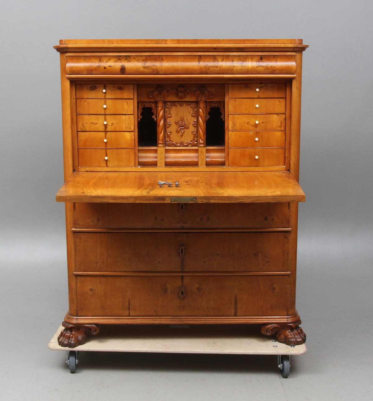 CHIFFONJÉ, med lejontassar, 1800-talets andra hälft.