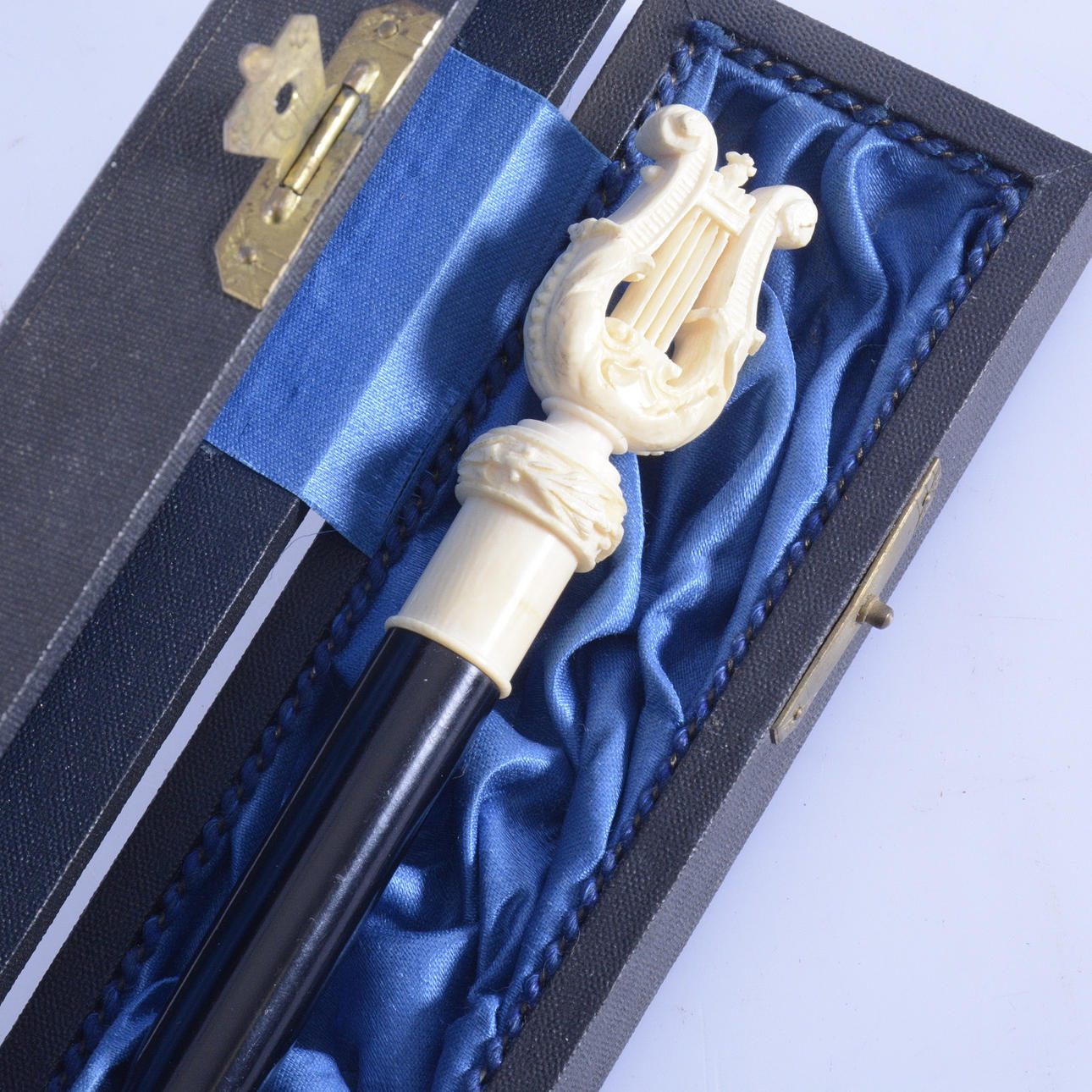 DIRIGENTPINNE, plast, 1900-tal.