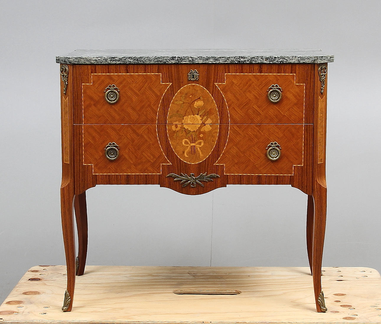 BYRÅ, med stenskiva, gustaviansk stil, 1900 tal.