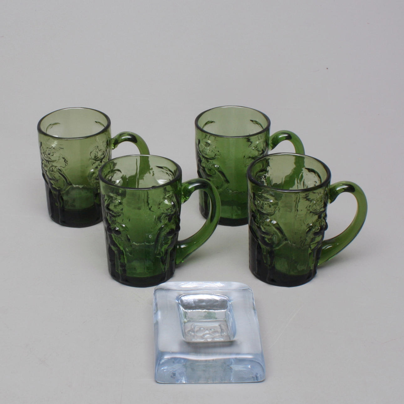 ERIK HÖGLUND. SEJDLAR 4 st, GLASFAT.