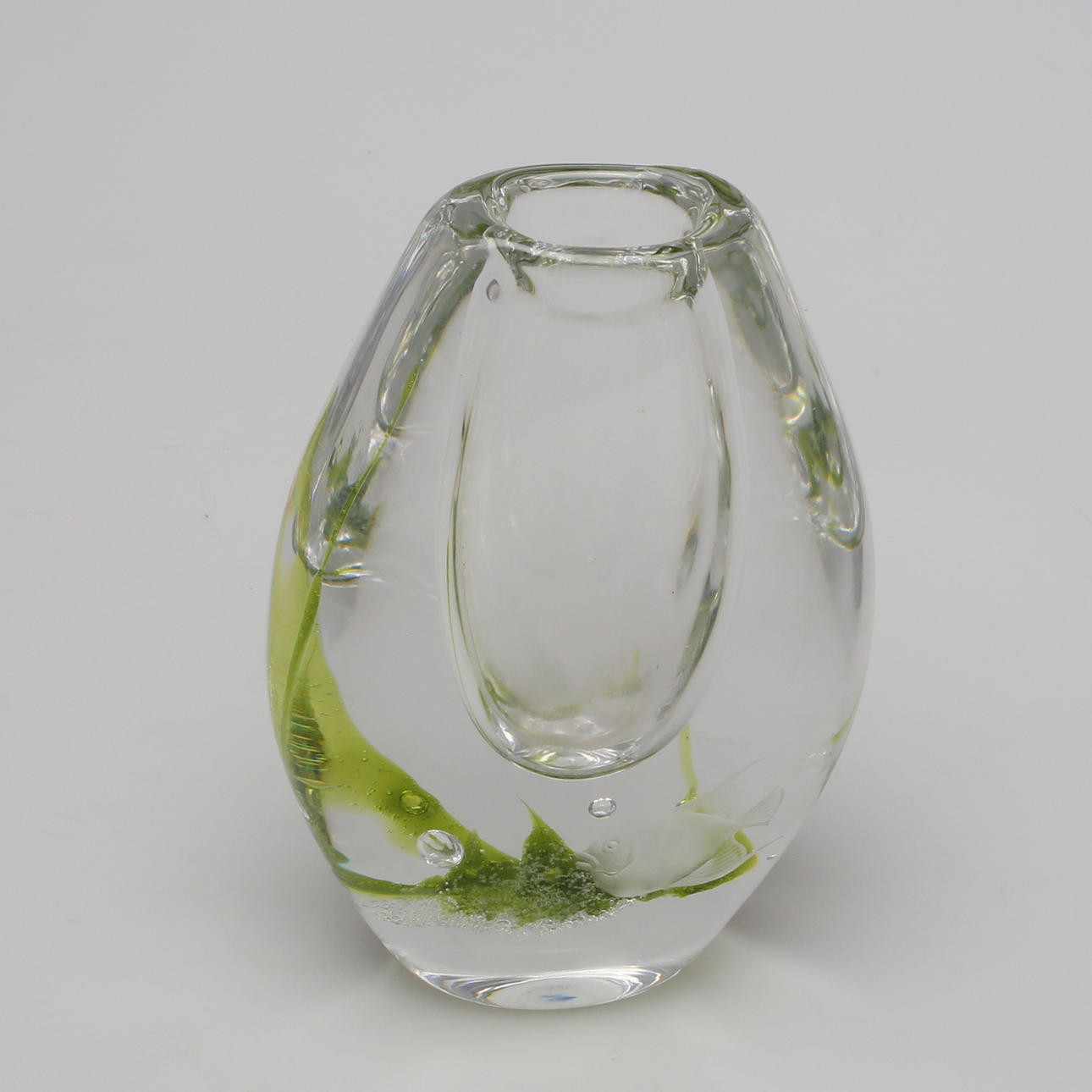 VICKE LINDSTRAND. Vas, konstglas, Mykene sjögräs, Kosta, Signerad L G.