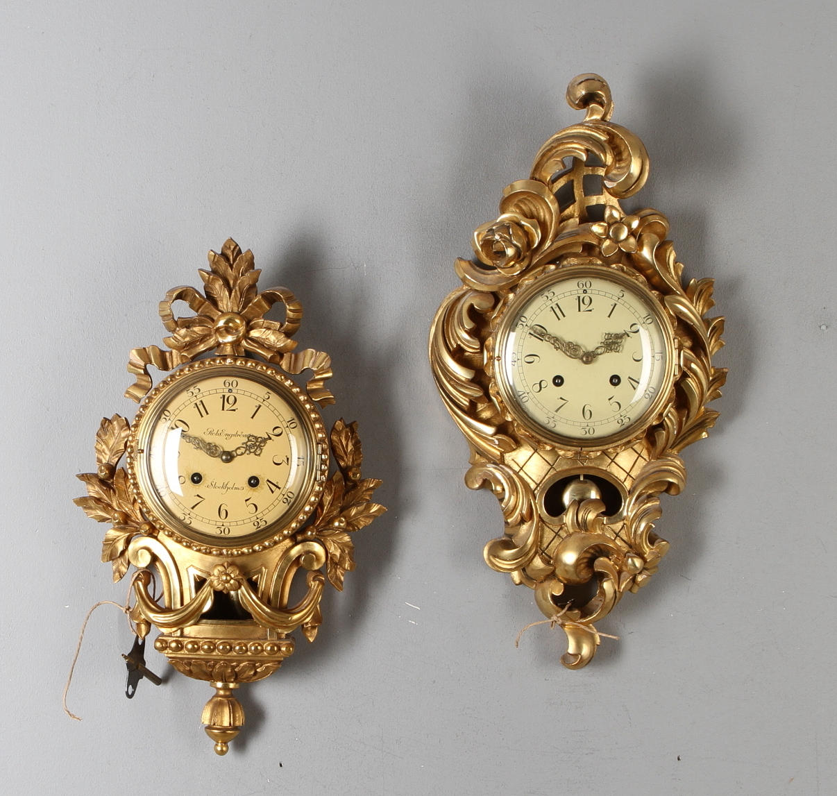 VÄGGPENDYLER, 2 st, rokoko- samt gustaviansk stil,1900-tal.