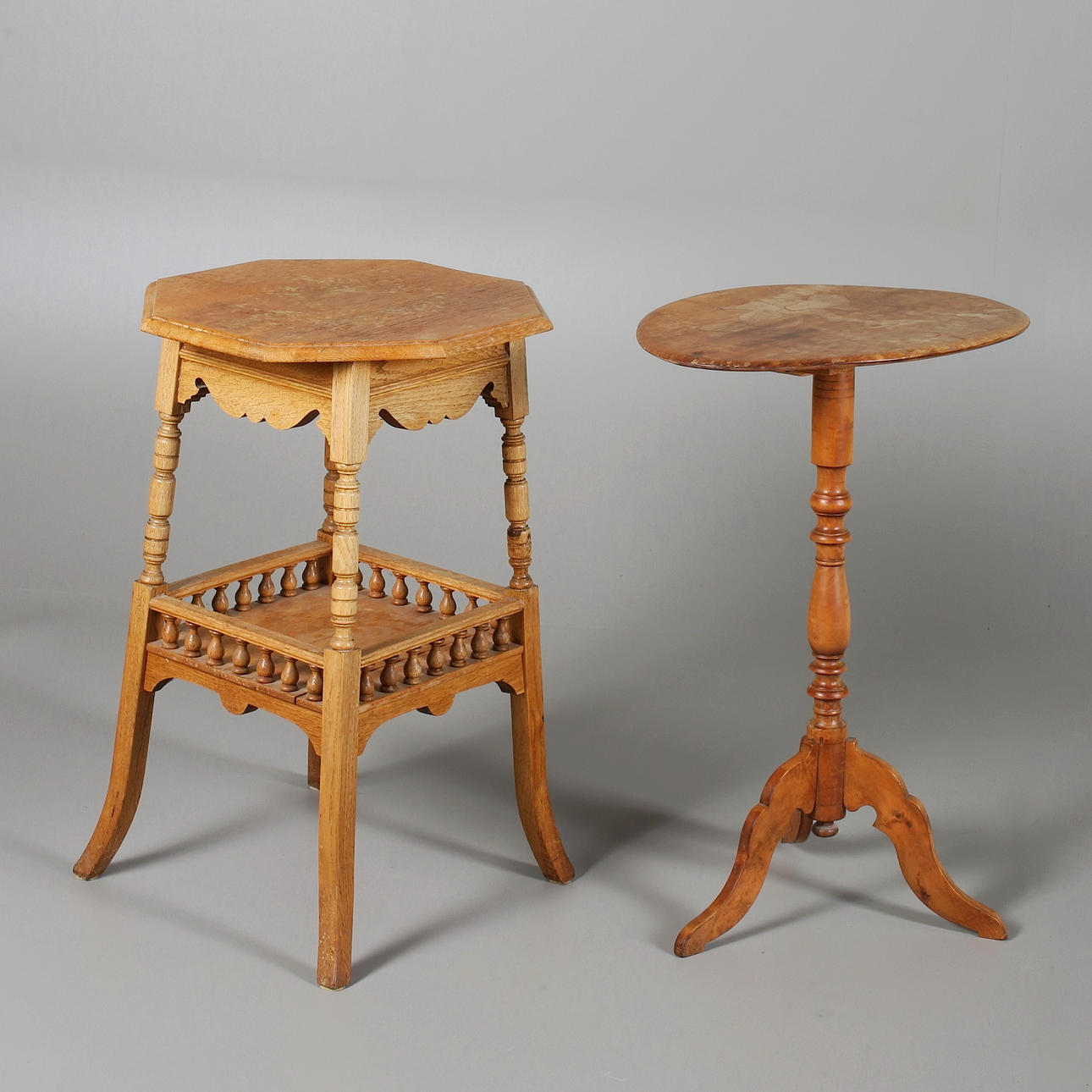 BORD, 2st. pelarbord i björk och åttakantigt i ek, 1900-talets första hälft.