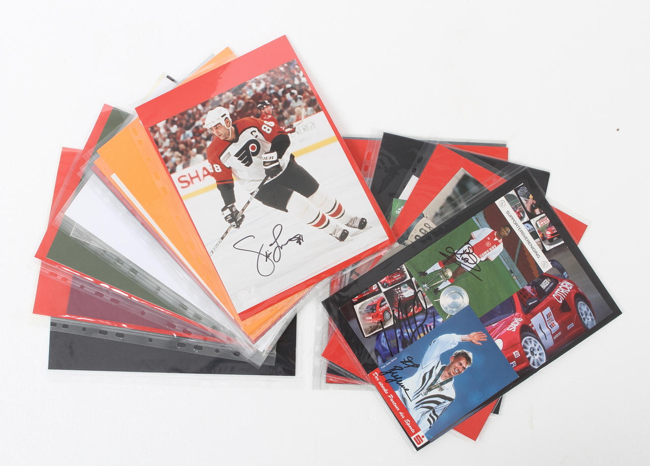 AUTOGRAFER, ca 29 st, Internationell Idrott, Bl a Eric Lindros, Paul Kariya samt Carl Lewis.