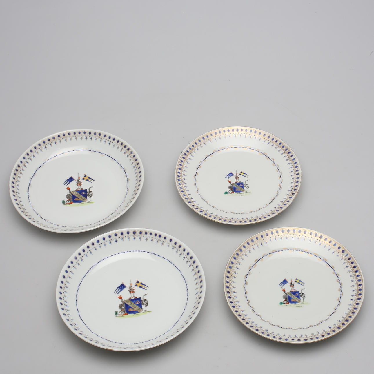 TALLRIKAR, 4 st, Kina, 1800-tal, Vapenporslin, familjen Wirséns vapen.