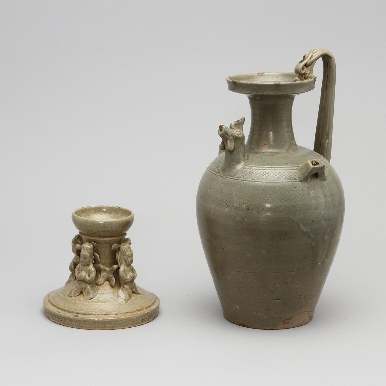 KANNA samt STÄLL, lergods, Kina, Tangstil.