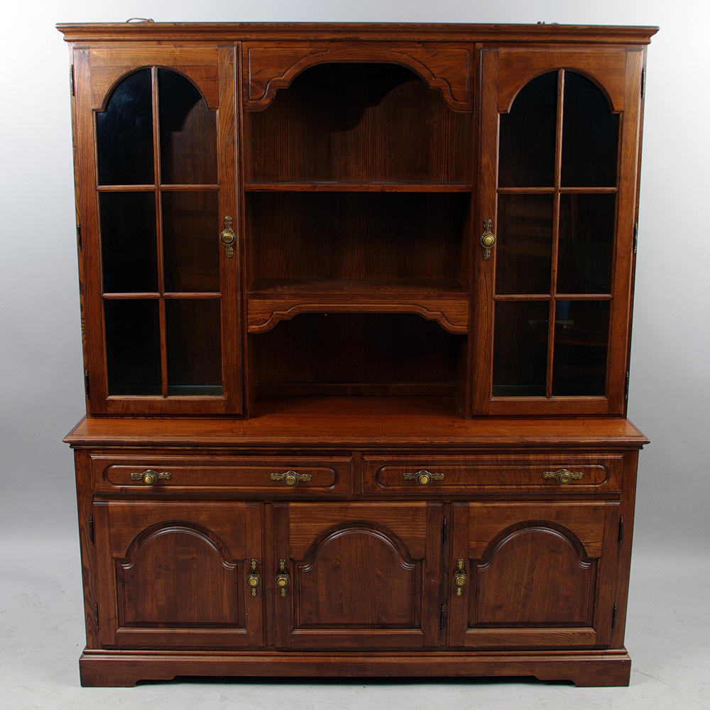 SKÄNK MED VITRINÖVERDEL, ek med glashyllor och belysning.