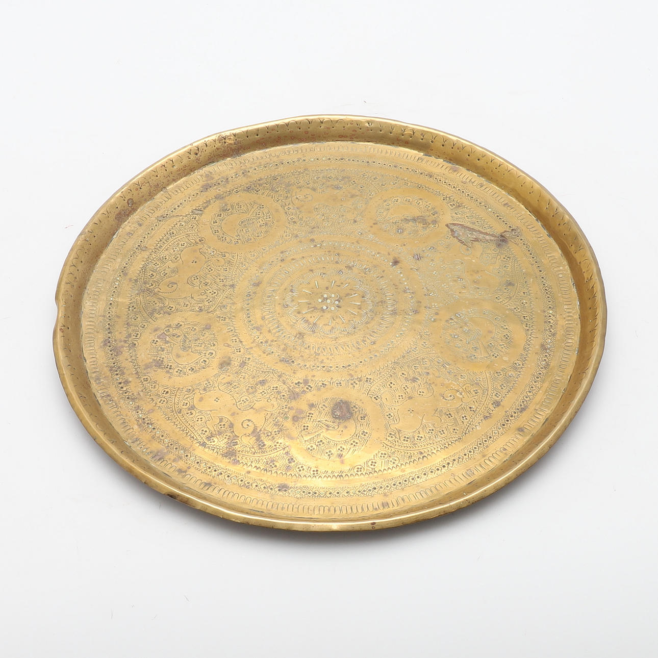 EN INDO/PERSISK RUND MÄSSINGSBRICKA.