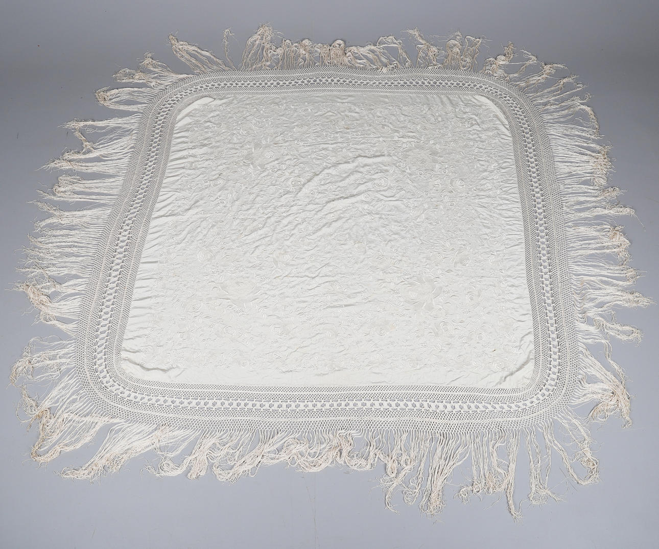 SJAL, VIT SIDEN BRODERAD, 1900-tal.