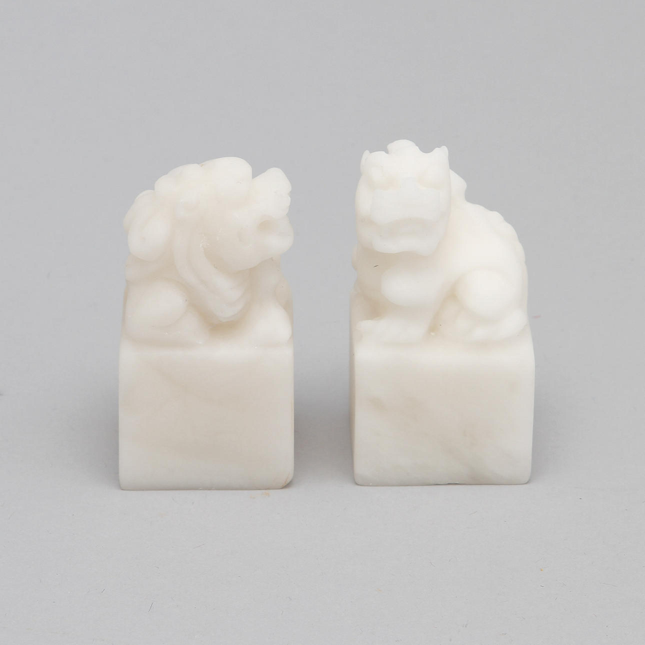 FOHUNDAR, 2 st, sten Kina.