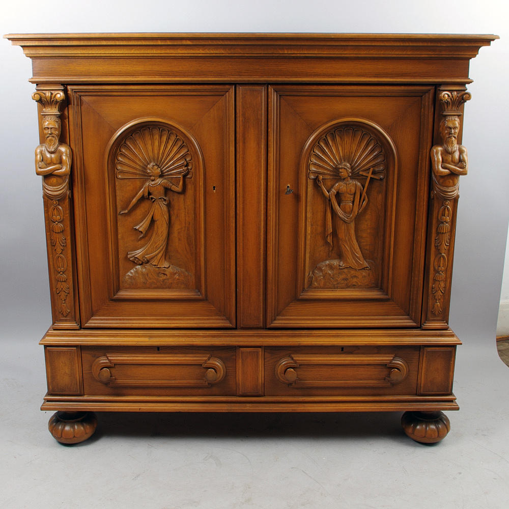 MATSALSSKÅP, ek, rikligt skuret, barockstil.