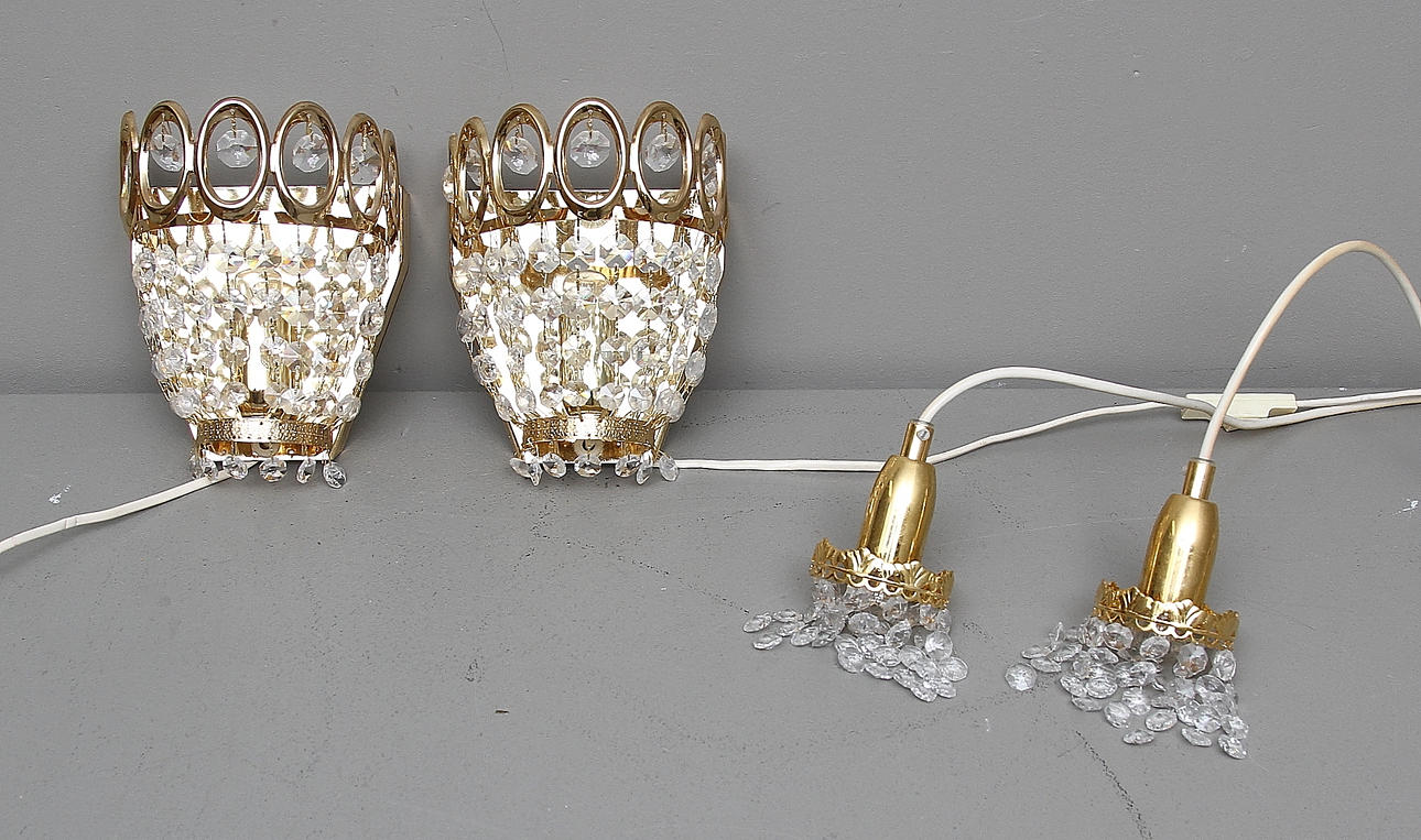 VÄGG- och FÖNSTERARMATURER med prismor, 2 par, 1900-talets andra hälft.