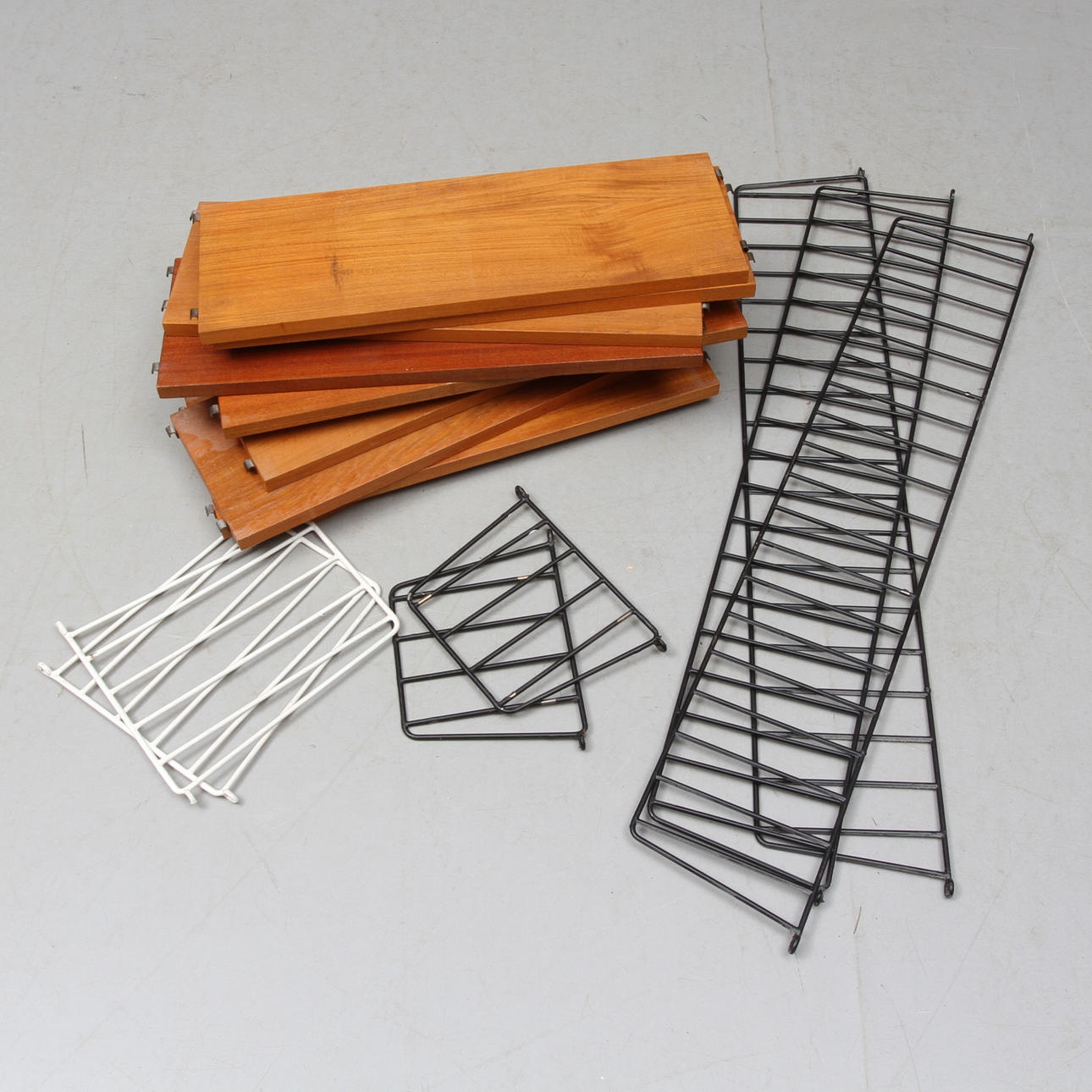 VÄGGHYLLOR; Stringmodell, 1900-tal.