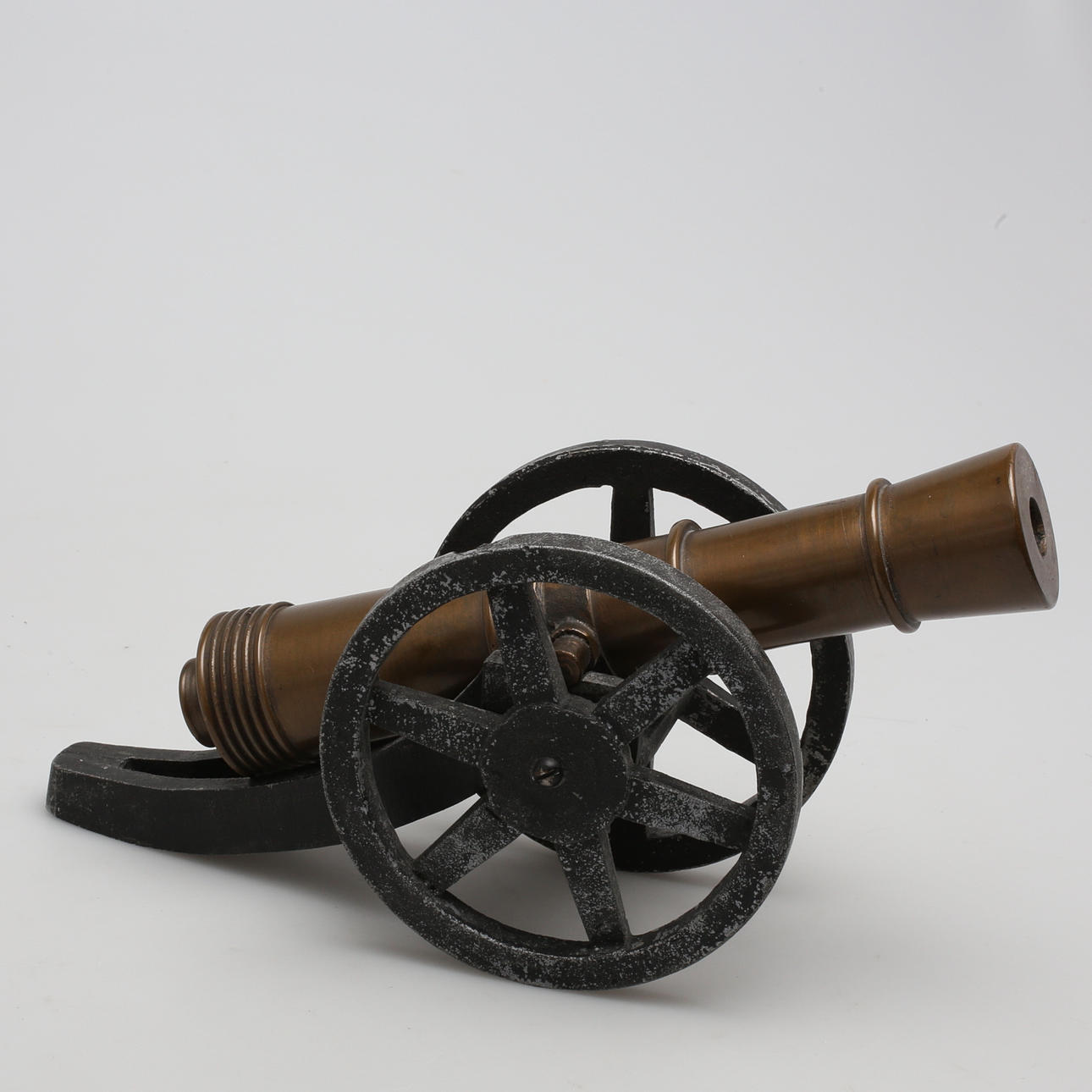 Kanon i järn och mässing. 1900-talets första häft.