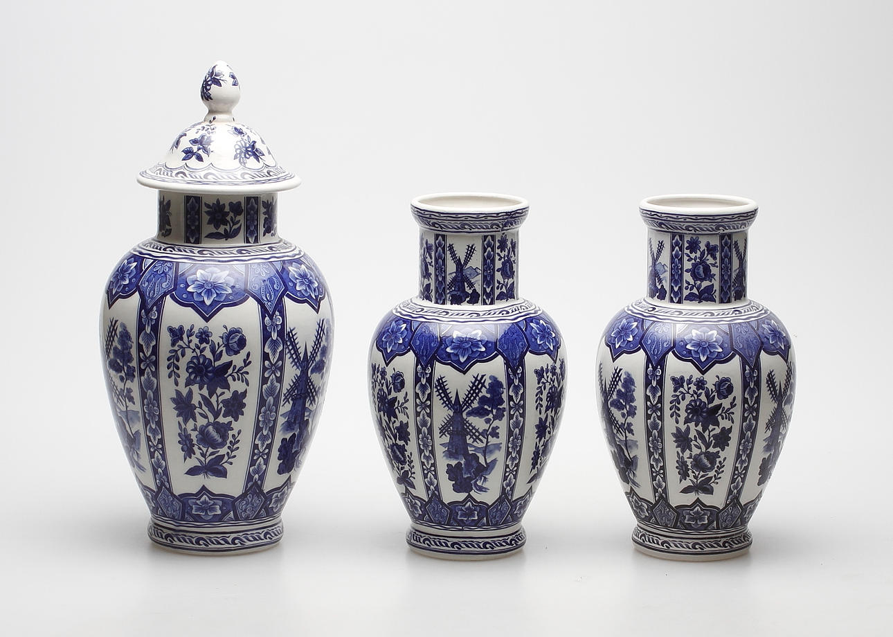 LOCKURNA samt VASER, ett par, blå-vit dekor, 1900-tal.