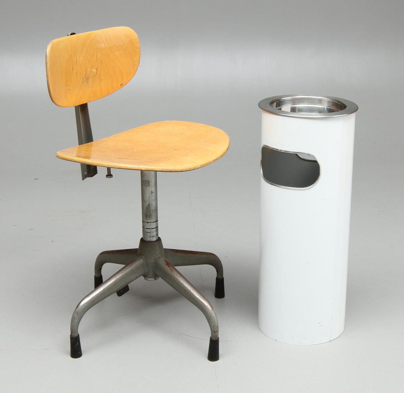 KONSTORSSTOL Lindqvist Konstorsmöbler samt PAPPERSKORG, 1900-tal.