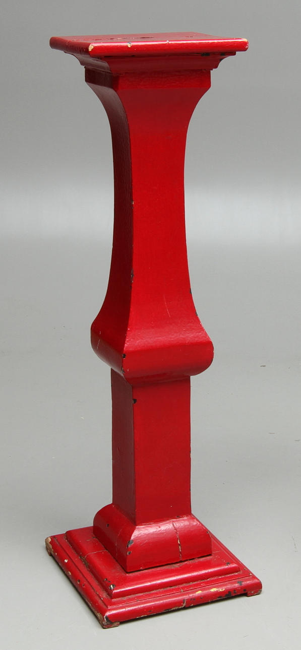 PIEDESTAL, röd, 1900-tal.