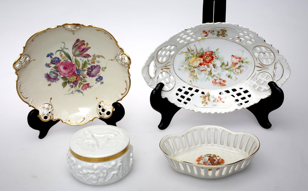 PARTI PORSLIN, 4 delar, 3 fat och burk med lock.